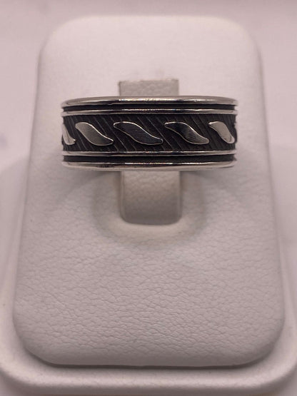 Anillo de Plata 925 con Banda Texturizada en Diagonal y Detalles Pulidos, sello de autenticidad Plata Ley .925