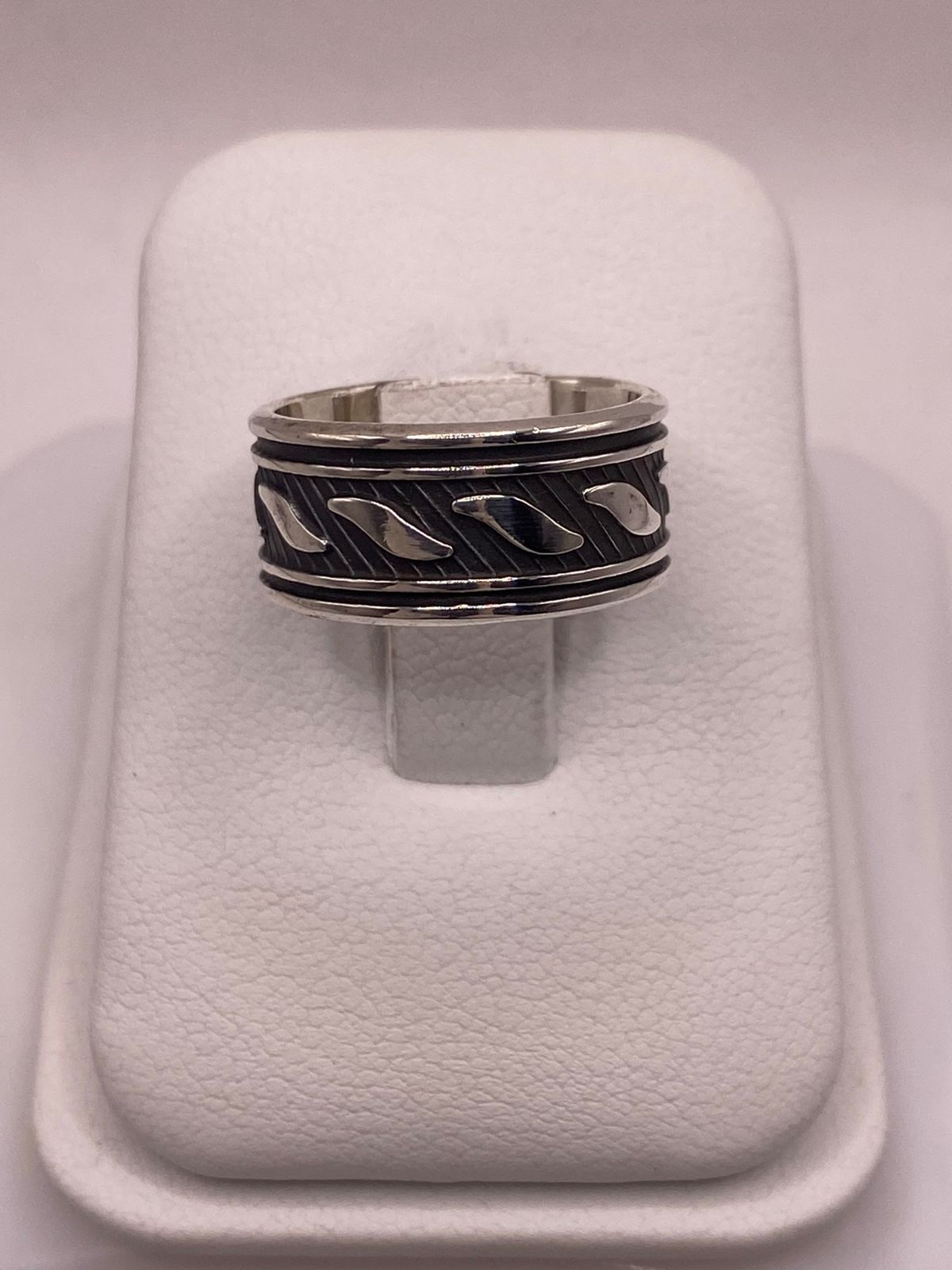 Anillo de Plata 925 con Banda Texturizada y Detalles Grabados, vista frontal