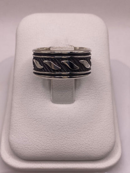 Anillo de Plata 925 con Banda Texturizada y Detalles Grabados, vista lateral