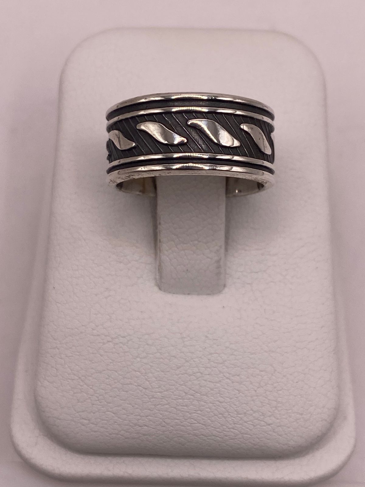 Anillo de Plata 925 con Banda Texturizada y Detalles Grabados, sello de autenticidad Plata Ley .925