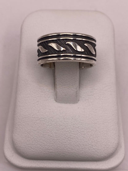 Anillo de Plata 925 con Banda Texturizada y Detalles Grabados, sello de autenticidad Plata Ley .925