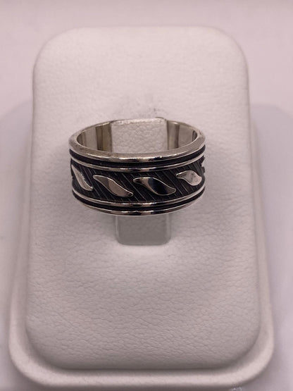 Anillo de Plata 925 con Banda Texturizada y Detalles Grabados — vista lateral