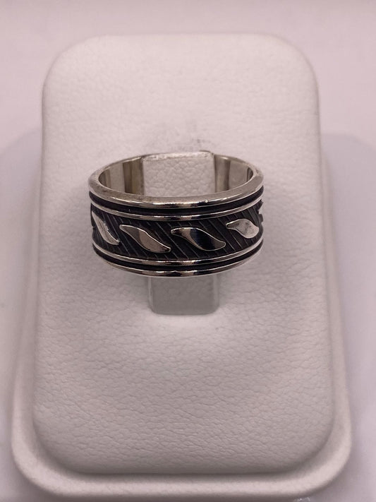 Anillo de Plata 925 con Banda Texturizada y Detalles Grabados — vista lateral