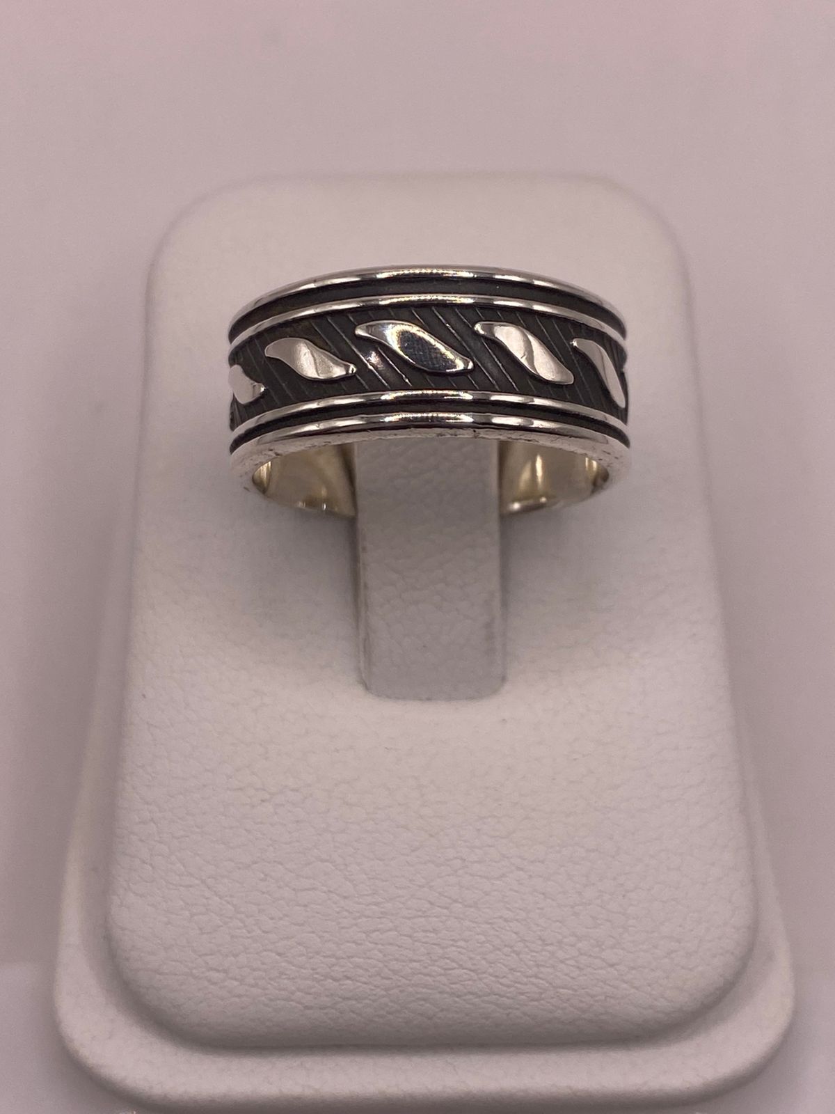 Anillo de Plata 925 con Banda Texturizada y Detalles de Hojas Pulidas — vista lateral