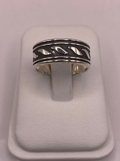 Anillo de Plata 925 con Banda Texturizada y Detalles de Hojas Pulidas — vista lateral