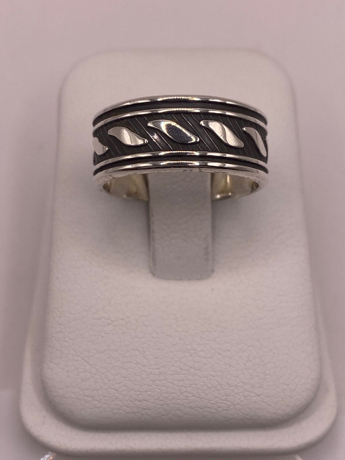 Anillo de Plata 925 con Banda Texturizada y Detalles de Hojas Pulidas, vista lateral