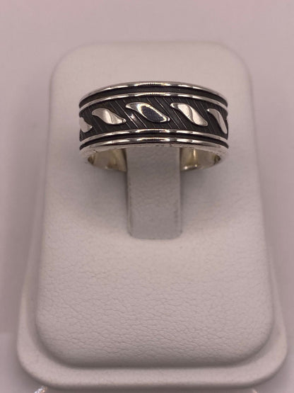 Anillo de Plata 925 con Banda Texturizada y Detalles de Hojas Pulidas, vista lateral
