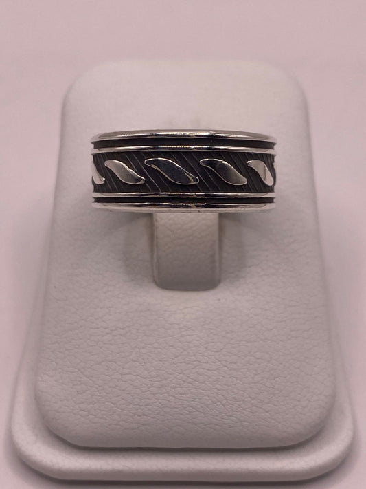 Anillo de Plata 925 con Banda Texturizada y Detalles de Hojas Pulidas, vista frontal