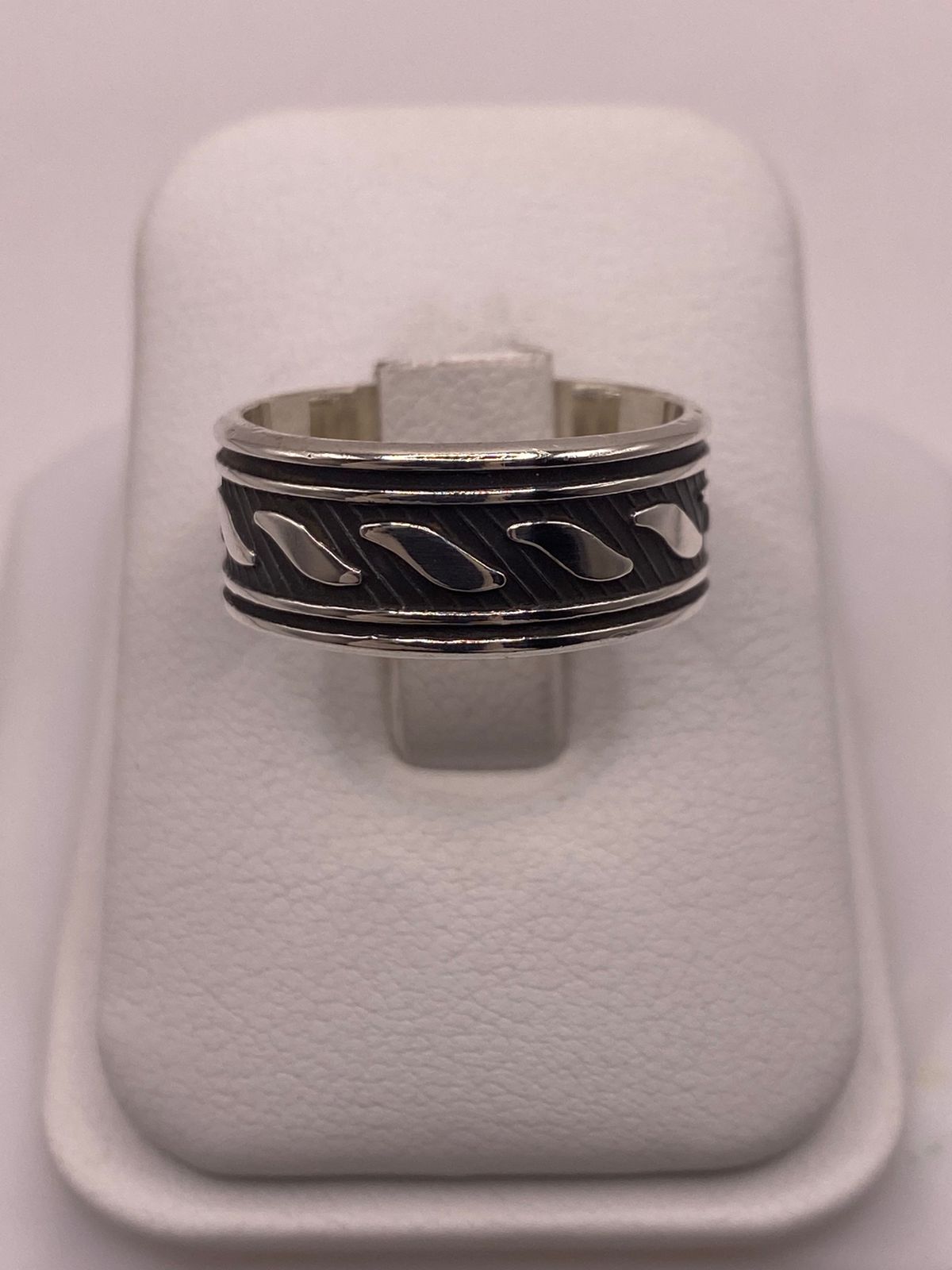 Anillo de Plata 925 con Banda Texturizada y Detalles de Hojas Pulidas, sello de autenticidad Plata Ley .925