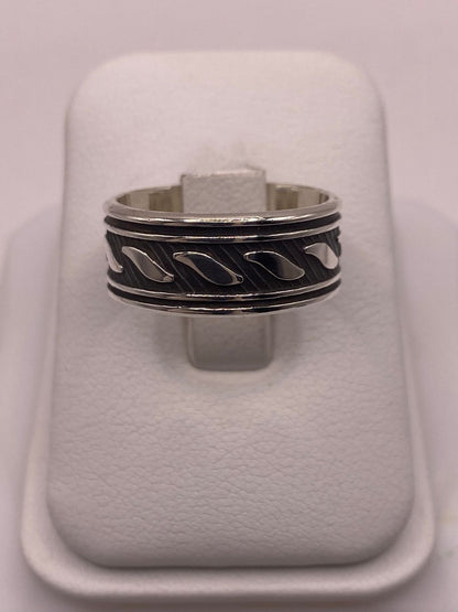 Anillo de Plata 925 con Banda Texturizada y Detalles de Hojas Pulidas, sello de autenticidad Plata Ley .925