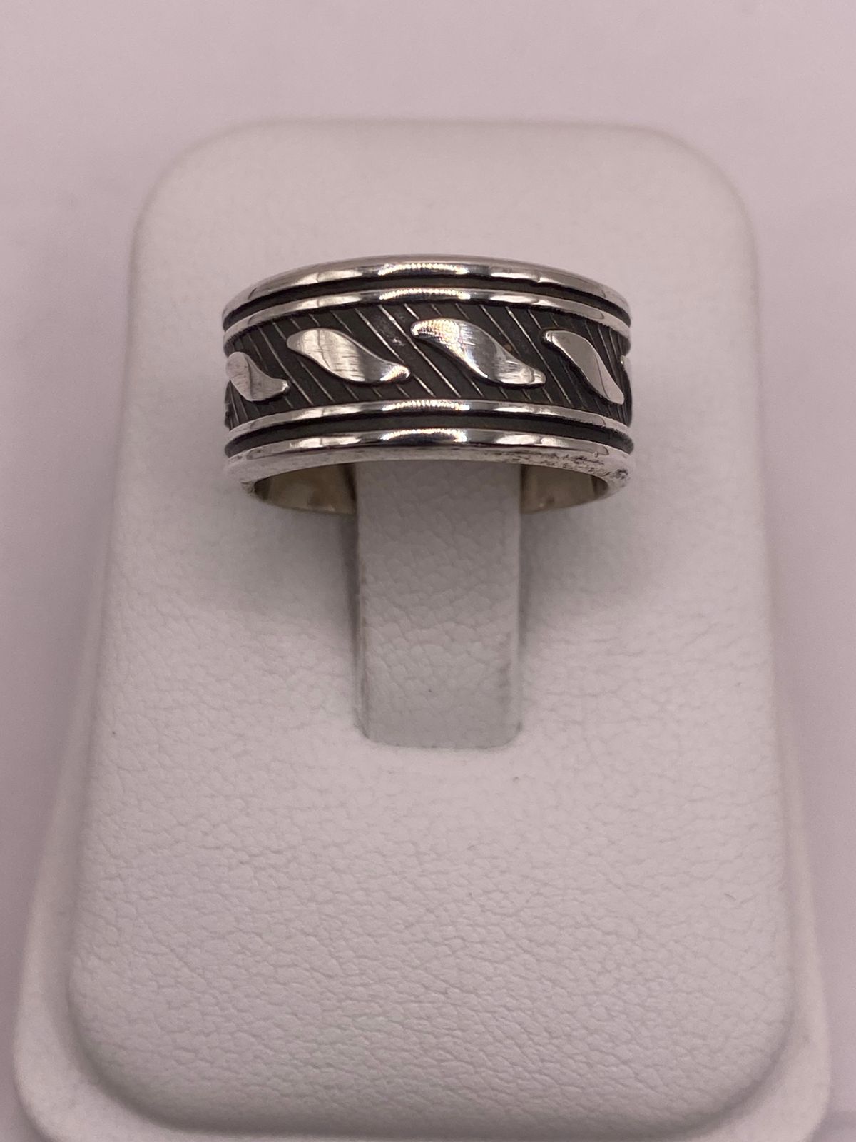 Anillo de Plata 925 con Banda Texturizada y Motivos Grabados — vista lateral