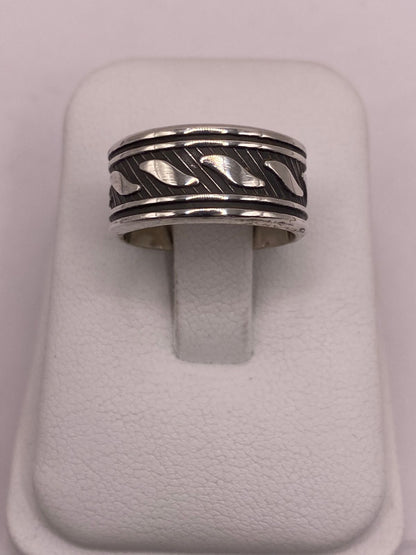 Anillo de Plata 925 con Banda Texturizada y Motivos Grabados — vista lateral