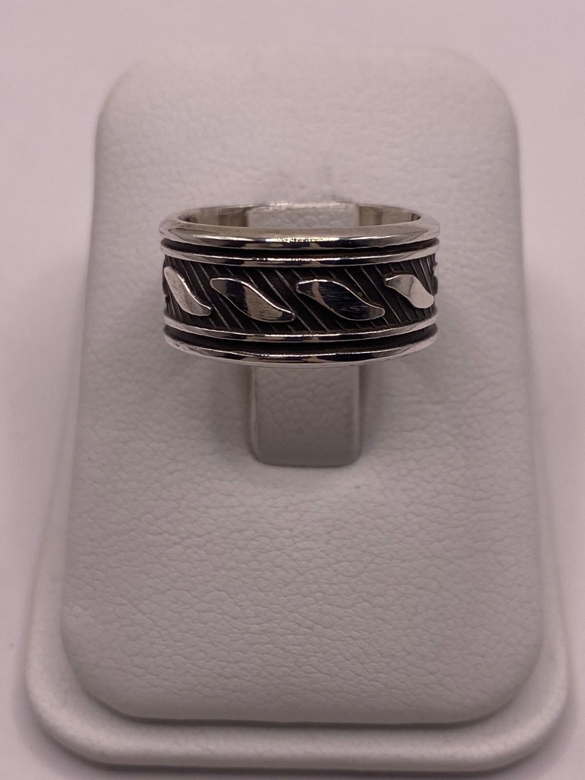 Anillo de Plata 925 con Banda Texturizada y Motivos Grabados, vista frontal