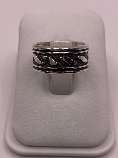 Anillo de Plata 925 con Banda Texturizada y Motivos Grabados, vista frontal