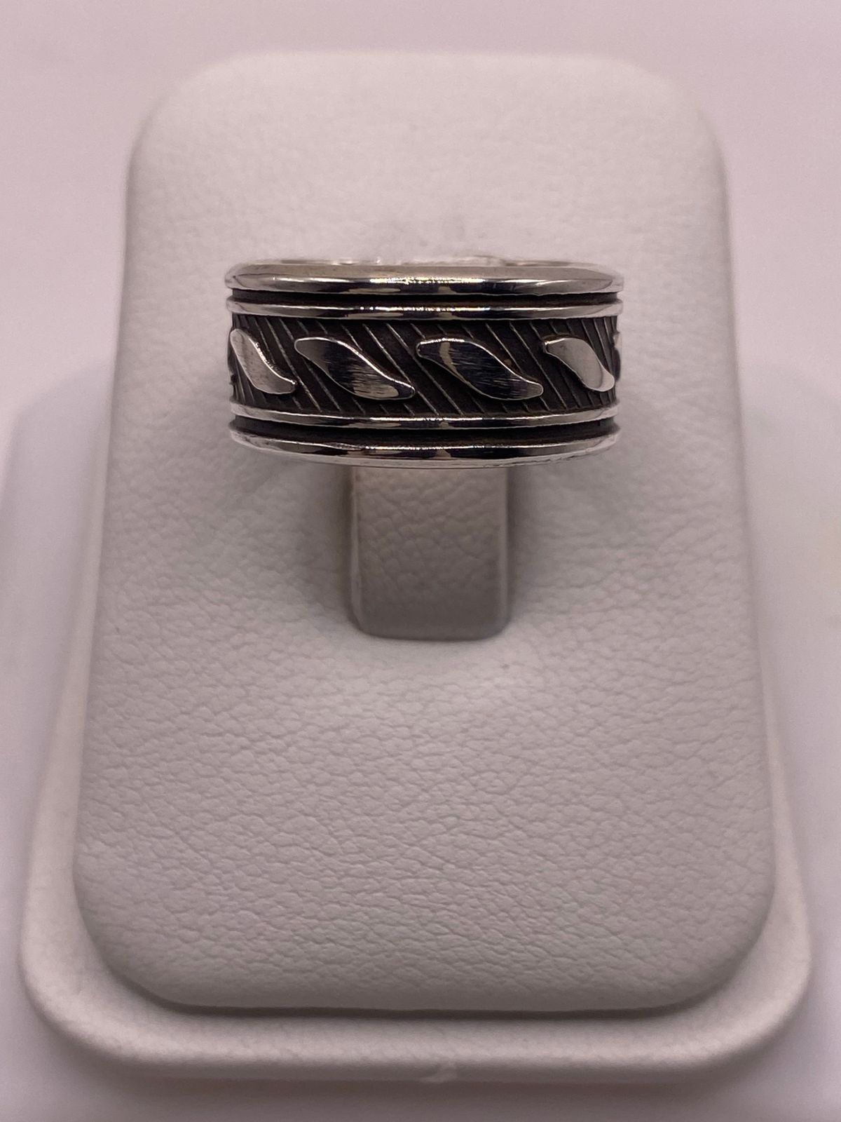 Anillo de Plata 925 con Banda Texturizada y Motivos Grabados, vista lateral