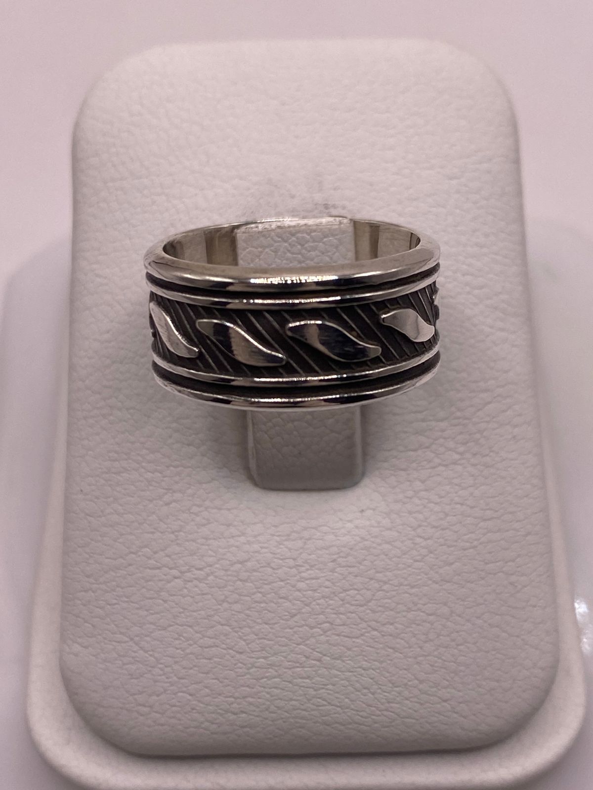 Anillo de Plata 925 con Banda Texturizada y Motivos Grabados, sello de autenticidad Plata Ley .925