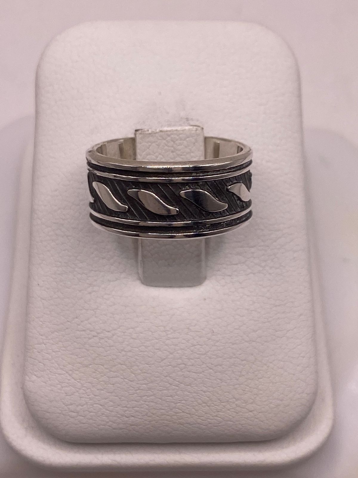 Anillo de Plata 925 con Banda Texturizada y Motivos de Hoja Pulidos, sello de autenticidad Plata Ley .925