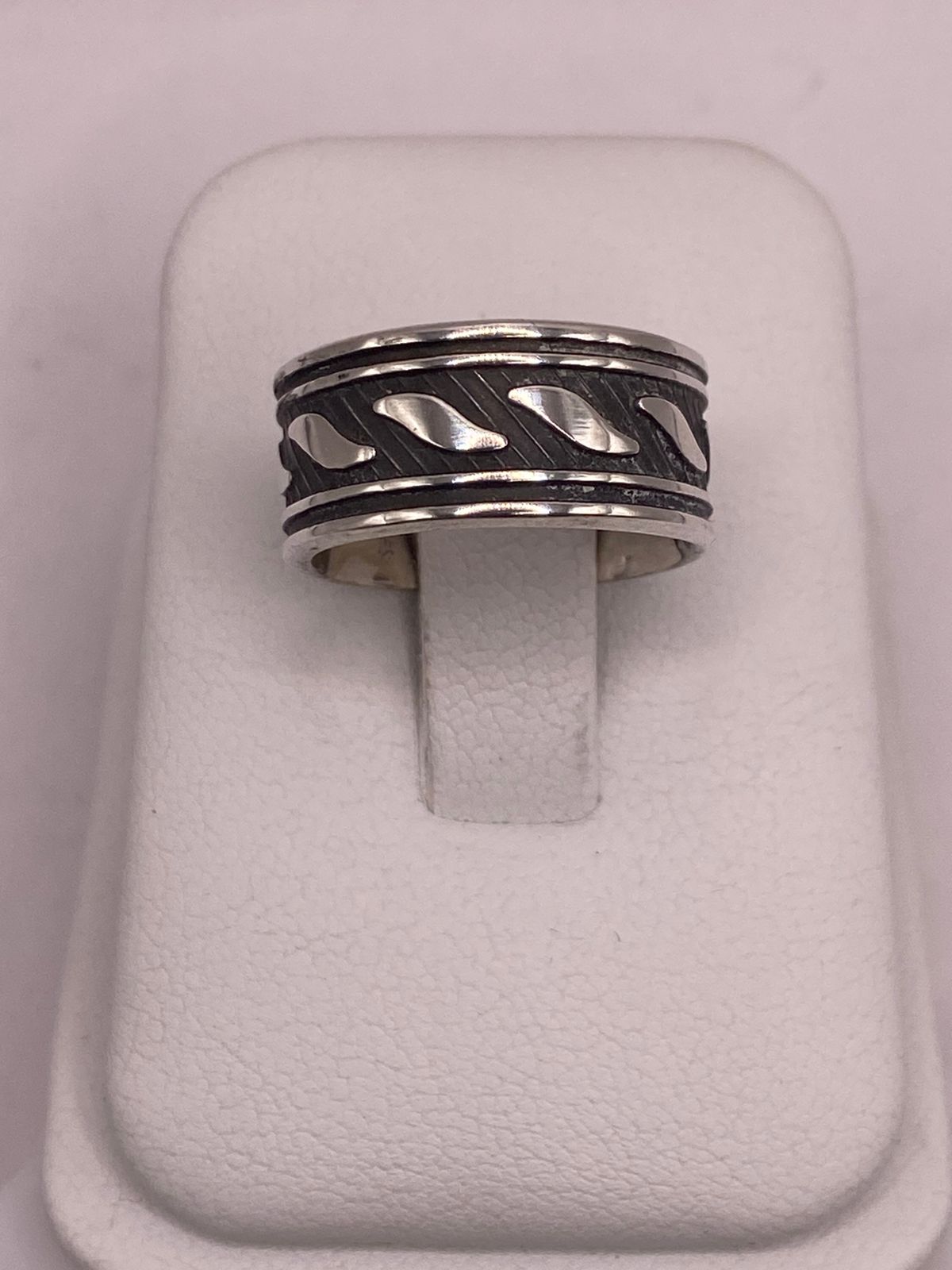 Anillo de Plata 925 con Banda Texturizada y Motivos de Hoja Pulidos, vista frontal
