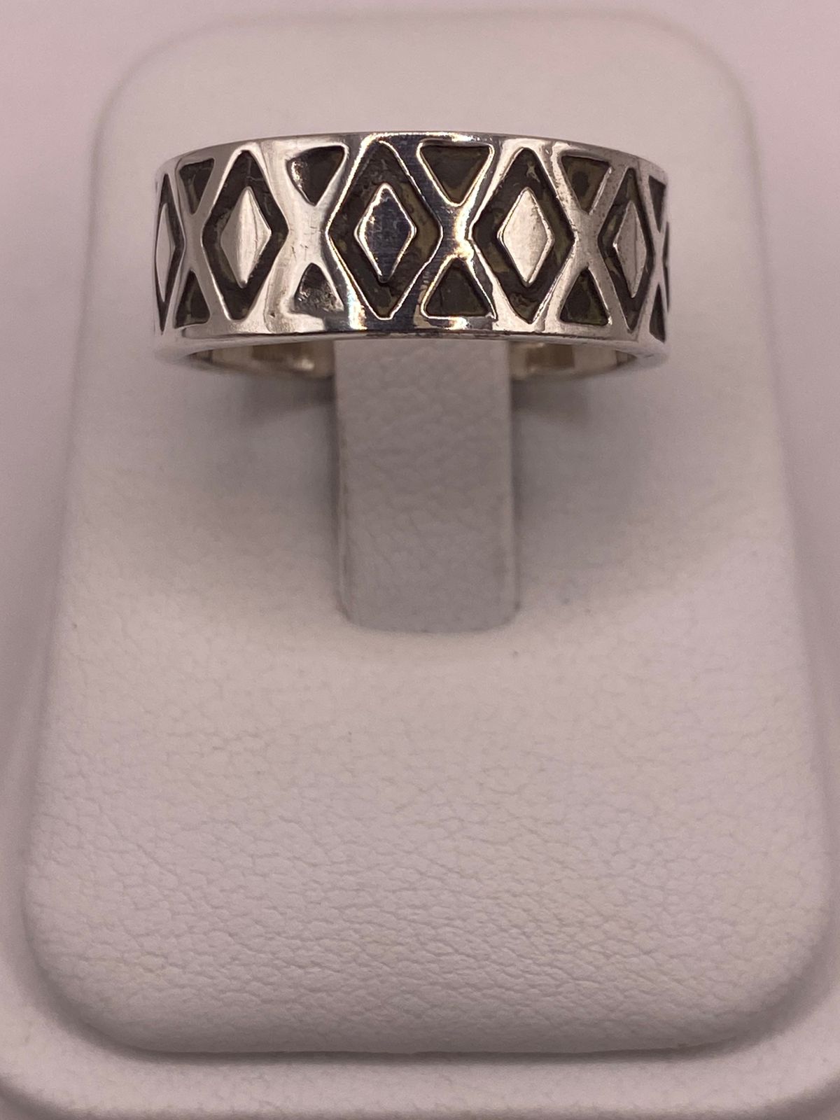 Anillo de Plata 925 con Calados Geométricos en Forma de Diamante, vista frontal