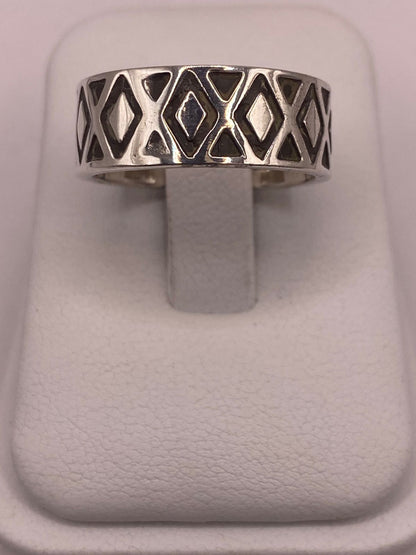 Anillo de Plata 925 con Calados Geométricos en Forma de Diamante, vista frontal