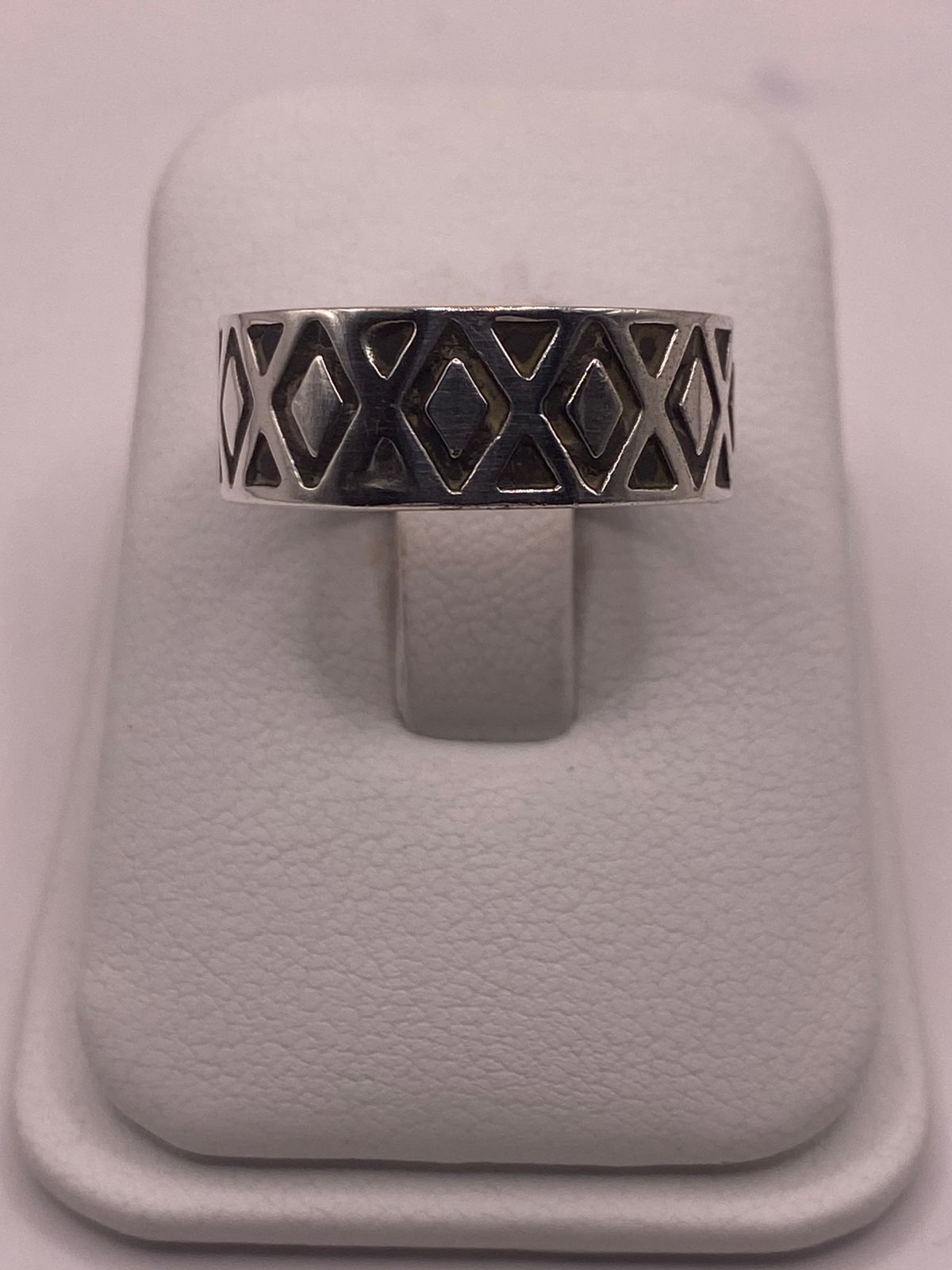 Anillo de Plata 925 con Calados Geométricos en Forma de Diamante, vista lateral