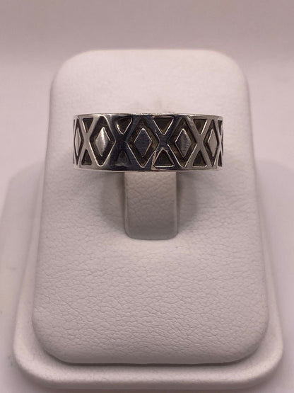 Anillo de Plata 925 con Calados Geométricos en Forma de Diamante, sello de autenticidad Plata Ley .925