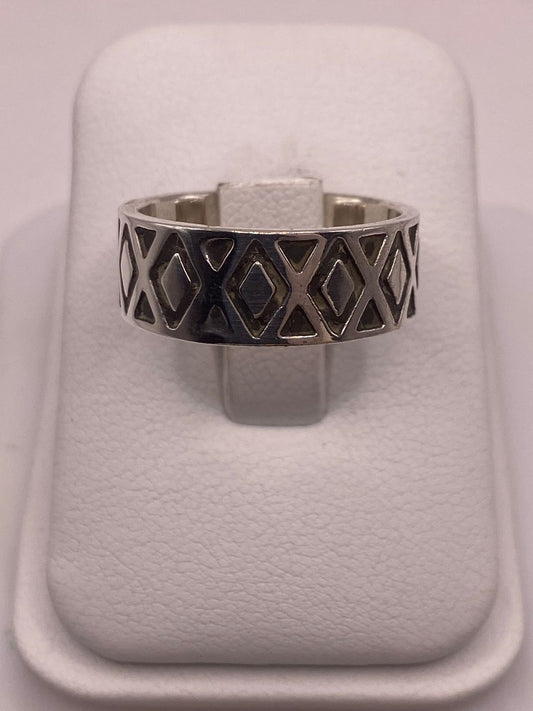 Anillo de Plata 925 con Calados Geométricos en Forma de Diamante — vista lateral