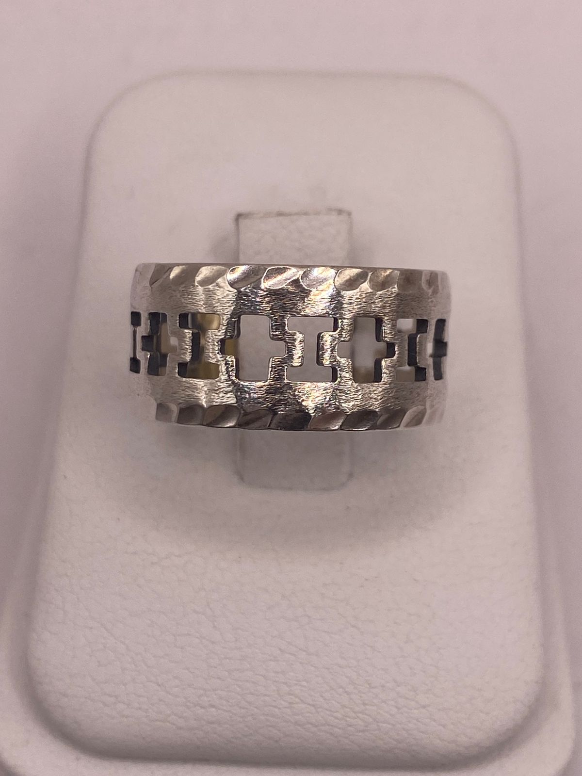 Anillo de Plata 925 con Calados en Forma de Cruz y Textura Martillada — ángulo diagonal