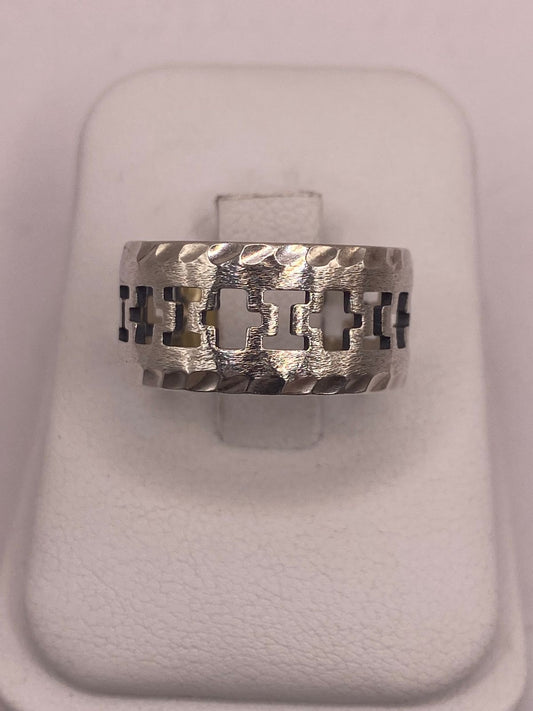 Anillo de Plata 925 con Calados en Forma de Cruz y Textura Martillada — ángulo diagonal
