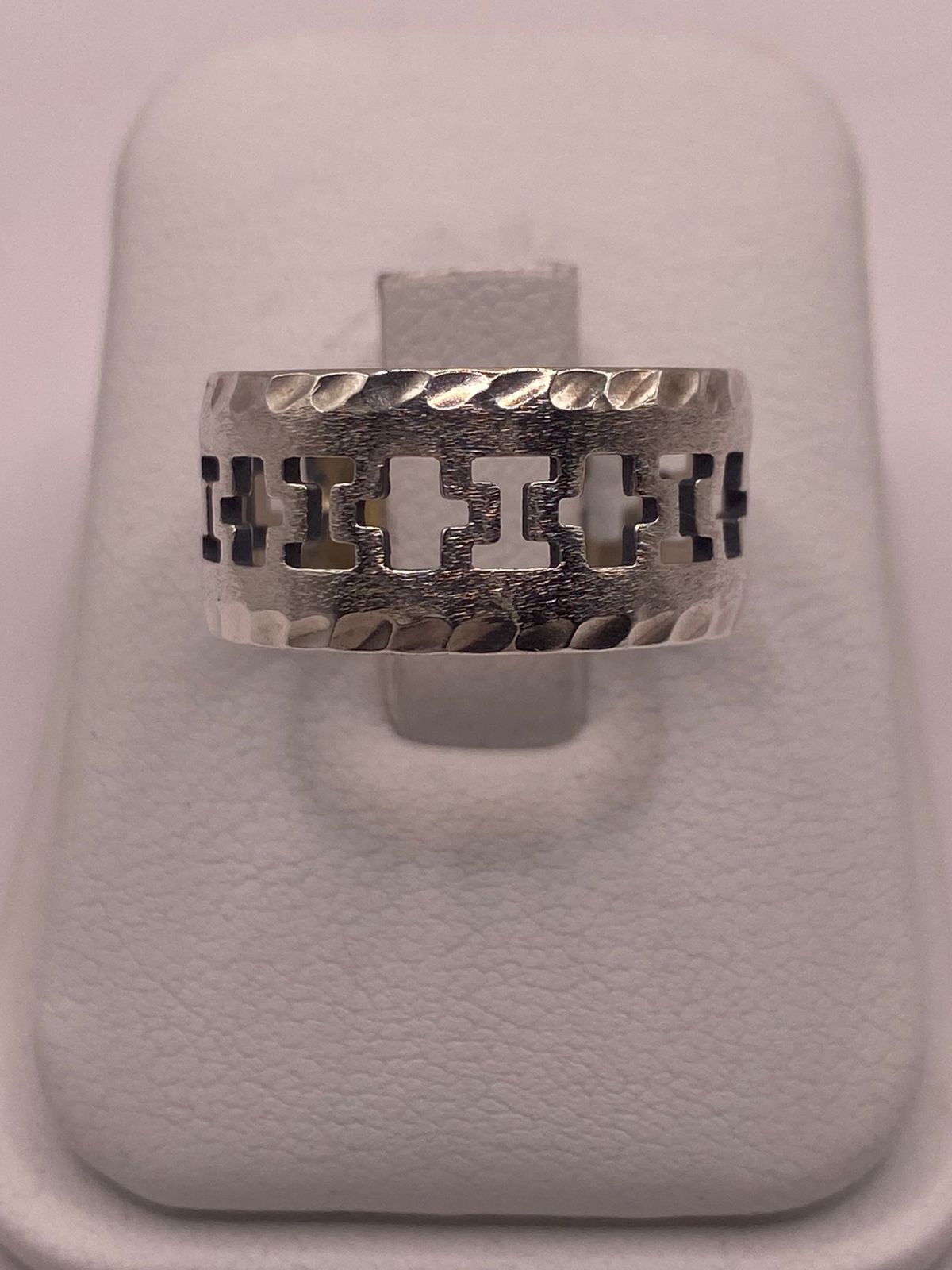 Anillo de Plata 925 con Calados en Forma de Cruz y Textura Martillada, vista frontal
