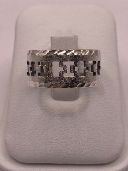 Anillo de Plata 925 con Calados en Forma de Cruz y Textura Martillada, vista frontal
