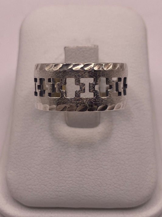 Anillo de Plata 925 con Calados en Forma de Cruz y Textura Martillada, vista frontal