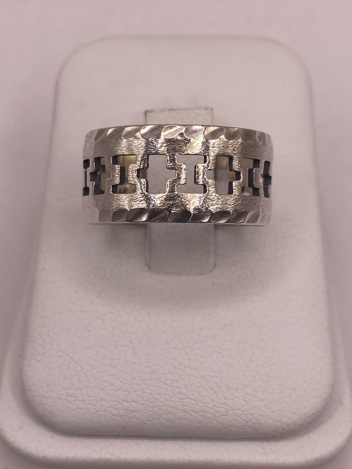 Anillo de Plata 925 con Calados en Forma de Cruz y Textura Martillada, vista lateral
