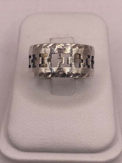 Anillo de Plata 925 con Calados en Forma de Cruz y Textura Martillada, vista lateral
