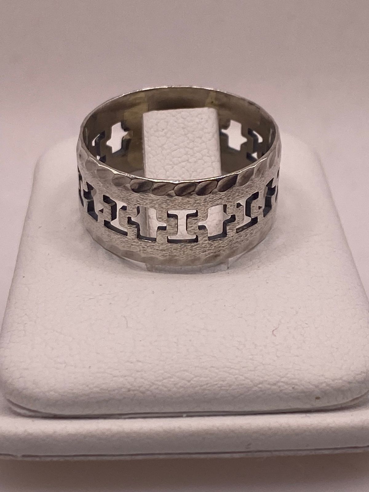 Anillo de Plata 925 con Calados en Forma de Cruz y Textura Martillada, vista de detalle