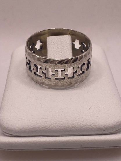 Anillo de Plata 925 con Calados en Forma de Cruz y Textura Martillada, vista de detalle