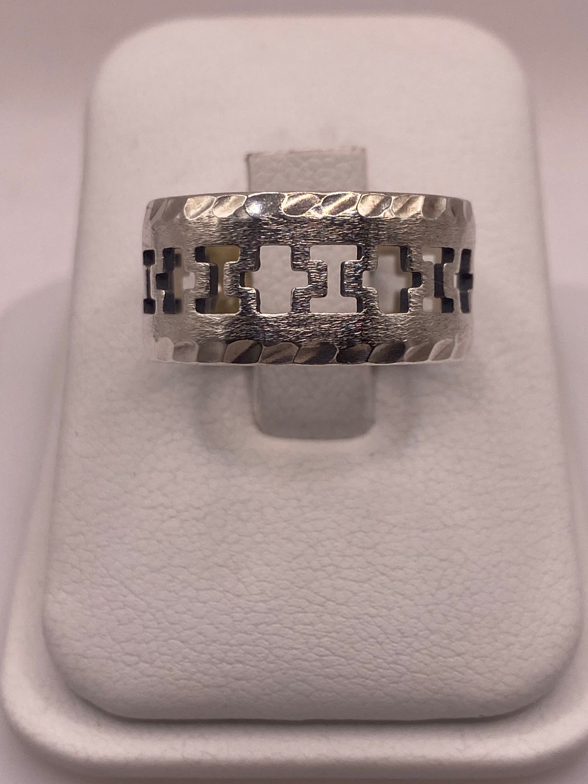 Anillo de Plata 925 con Calados en Forma de Cruz y Textura Martillada, sello de autenticidad Plata Ley .925