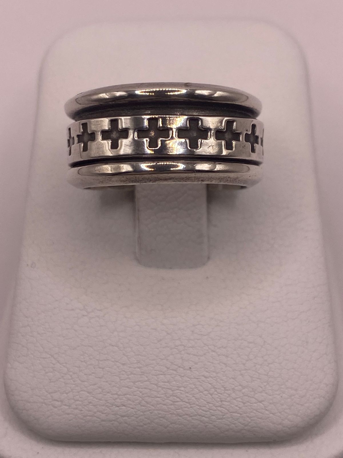 Anillo de Plata 925 con Cruces Caladas y Acabado Oxidado — vista lateral