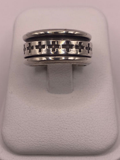 Anillo de Plata 925 con Cruces Caladas y Acabado Oxidado — vista lateral