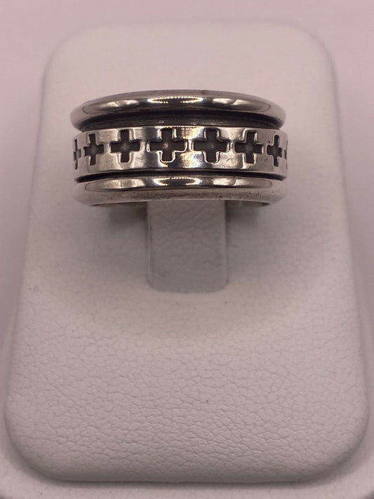 Anillo de Plata 925 con Cruces Caladas y Acabado Oxidado — vista lateral