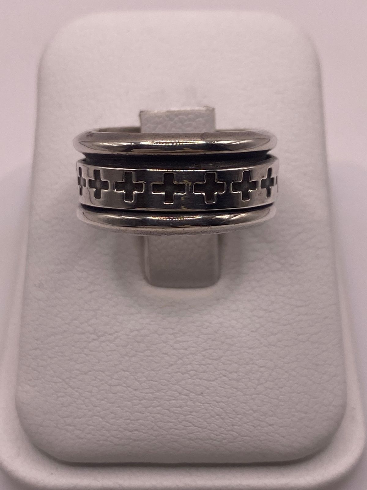 Anillo de Plata 925 con Cruces Caladas y Acabado Oxidado, vista lateral