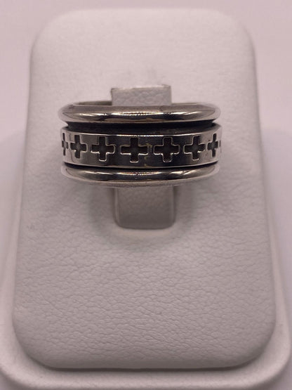 Anillo de Plata 925 con Cruces Caladas y Acabado Oxidado, vista lateral