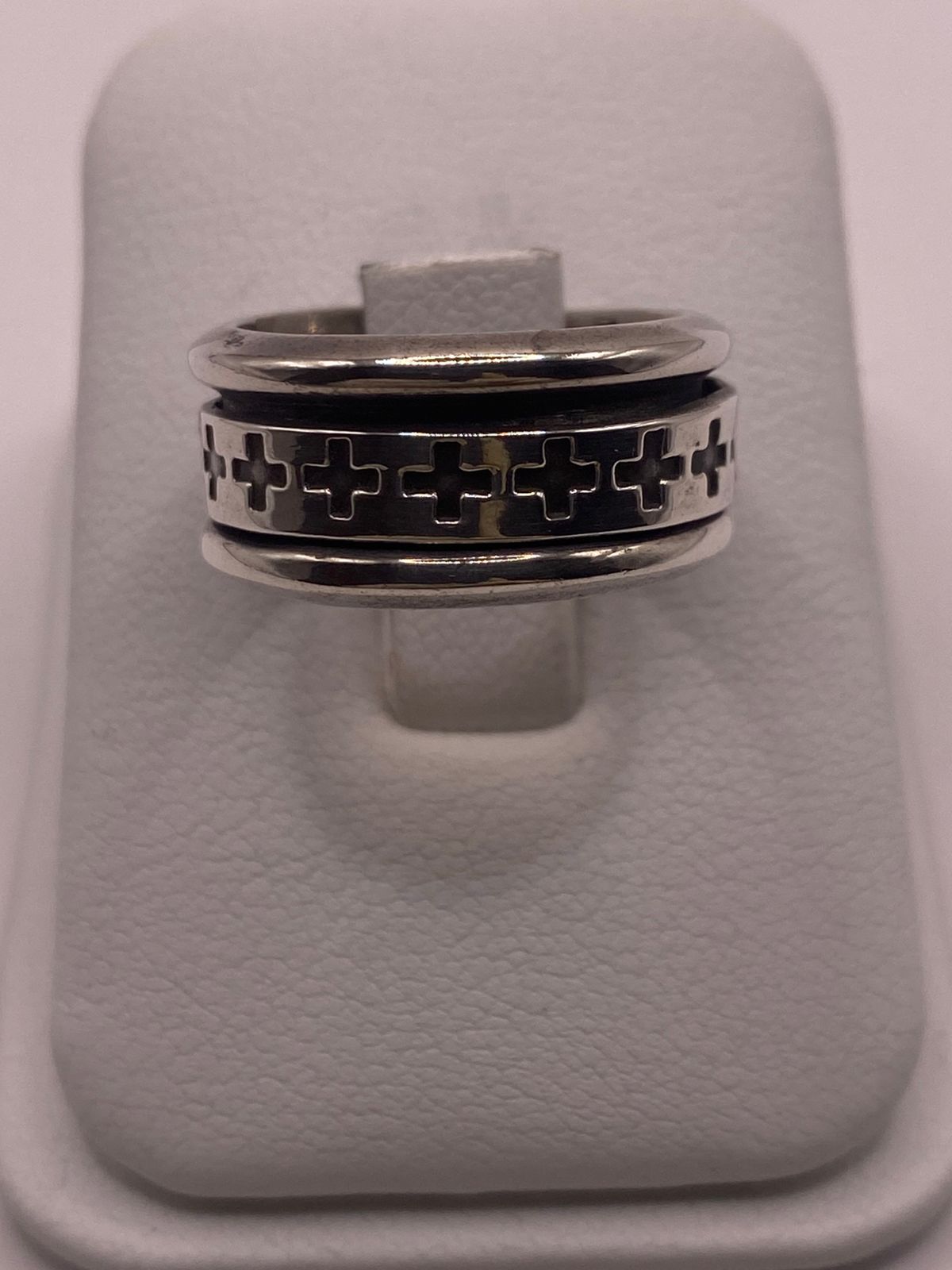 Anillo de Plata 925 con Cruces Caladas y Acabado Oxidado, sello de autenticidad Plata Ley .925