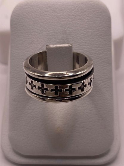 Anillo de Plata 925 con Cruces Caladas y Acabado Oxidado, vista frontal