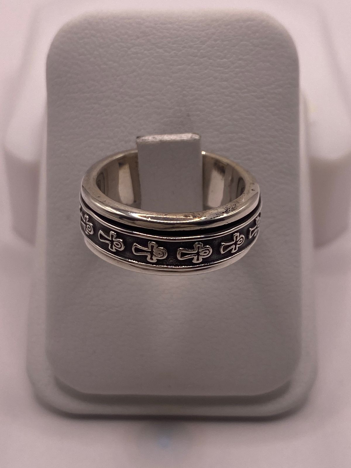 Anillo de Plata 925 con Cruces Grabadas y Acabado Oxidado, vista frontal