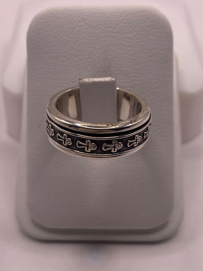 Anillo de Plata 925 con Cruces Grabadas y Acabado Oxidado, vista frontal