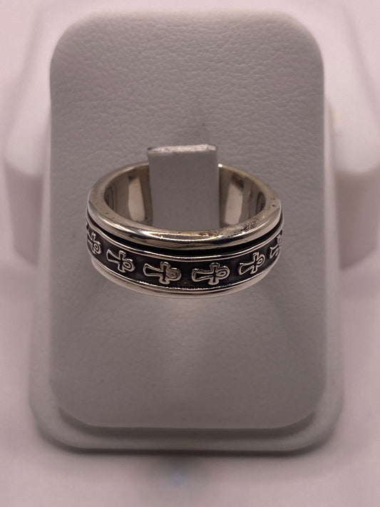 Anillo de Plata 925 con Cruces Grabadas y Acabado Oxidado, vista frontal