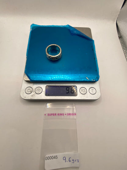 Anillo de Plata 925 con Cruces Grabadas y Acabado Oxidado, peso en gramos (báscula)