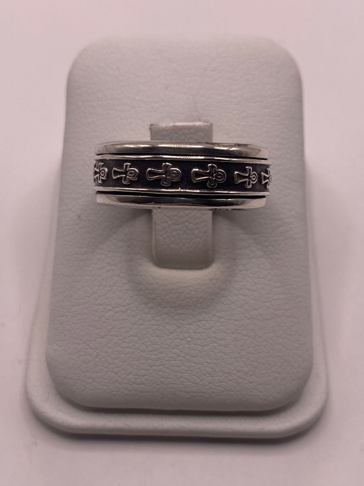 Anillo de Plata 925 con Cruces Grabadas y Acabado Oxidado — vista lateral
