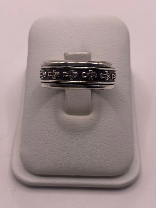 Anillo de Plata 925 con Cruces Grabadas y Acabado Oxidado — vista lateral